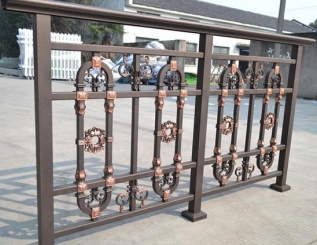 河南护栏批发厂家分享：铝合金阳台护栏的应用优势有哪些